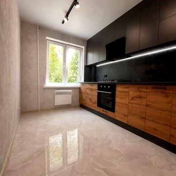 Продам 2к квартиру 3 поверх з 5 Критий ринок ( Комарова)  не кутова з ремонтом