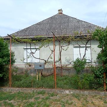 Для двох сімей трьохкімнатний будинок з літньою кухнею.