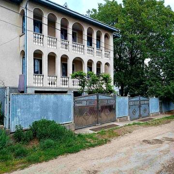 Продам будинок в Чернівцях ближня Роша вул.Весняна від власника, 2 поверхи, 350 кв,6 соток, 2 гаражи, дім для 1/2 сімей великий затишний