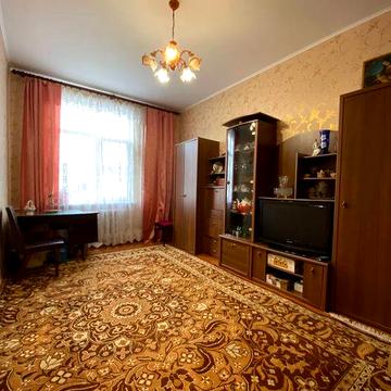 Продам  затишну  1 кім. 1/2 цегла  37 м2 в районі Круга