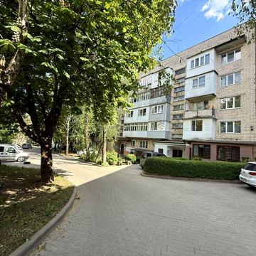 4х чешка з автономним опаленням на 2му поверсі біля парку Жовтневий в Чернівцях!