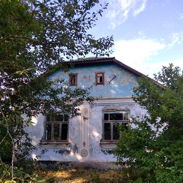 Будинок у спокійному місці поруч берег