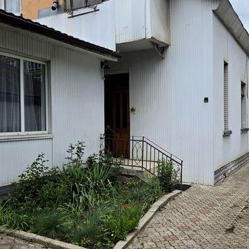 Продаж 3-кімнатної квартири з власною земельною ділянкою.