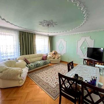 Трикімнатна квартира в центрі, вул. Медова