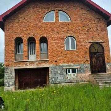 Продаж будинку у затишній локації.