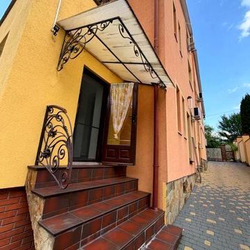 Оренда просторого будинку(частина будинку) ВІД ВЛАСНИКА145 м² у Львові, 2 спальні
