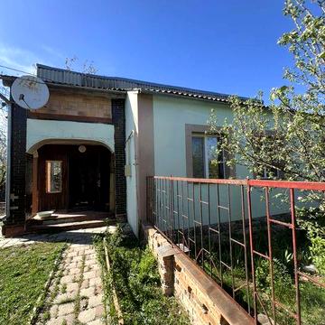Продається окремий цегляний будинок в передмісті Полтава. Жуки