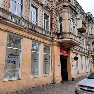 Продам 6- комнатную квартиру в Центре города.