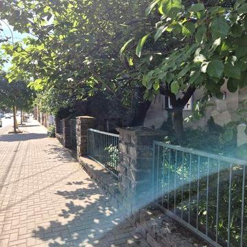 Терміново Продається квартира у Центральній частині міста поблизу площі Жупанатської з гаражом з фасадними вікнами