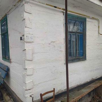 Продам півбудинку 10/100 двору і коло будинку ще 40 сотих городу