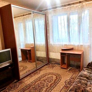 Продам 1 к кв на Роганском Жилмассиве, м.Индустриальная 10-15 минут.