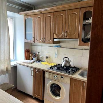Продам двух комнатную квартиру в центре