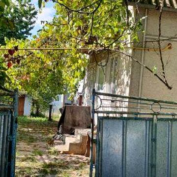 Будинок і земельна ділянка в мальовничому селі Летячі, Тернопільська область, на березі Дніпра.