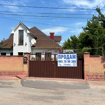 Продам двоповерховий будинок з земельною ділянкою в центрі Тульчина