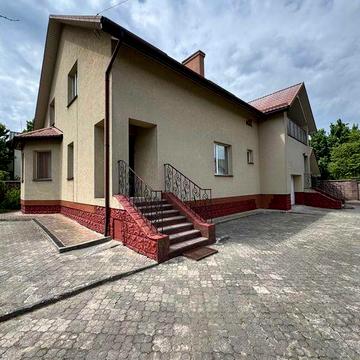 Продаж цегляного будинку на два входи в центральній частині міста.
