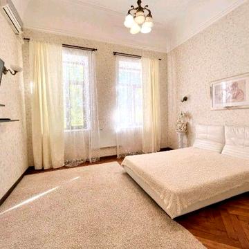Аренда евротрешка САМЫЙ ЦЕНТР Воронцовский пер,две кровати и диван