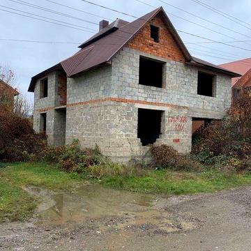 Будинок-коробка під дахом