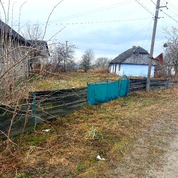 Продам земельну ділянку під забудову площею 0,22 га та будинок в с. Бірче 22 км від Львова