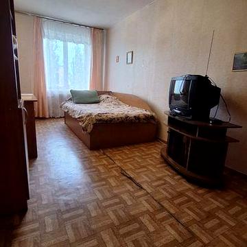 Продам крупногабаритну  2 кім  квартиру в районі Новомиколаївки