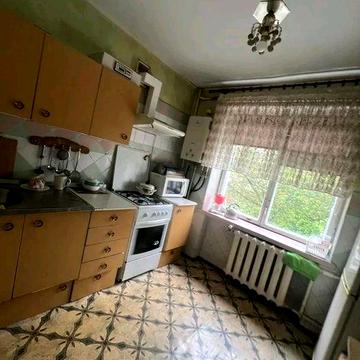 Продається двокімнатна квартира в центрі міста.