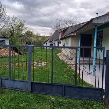 Хата в мальовничому селі