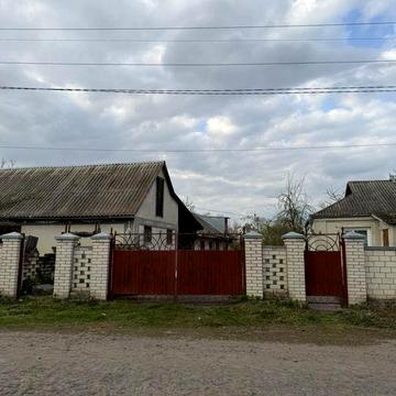 Просторий будинок з великим садом та зручним розташуванням
