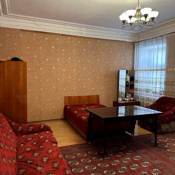 Продам велику 5 кімнату кв-ру в центрі по вул Грушевського  пре