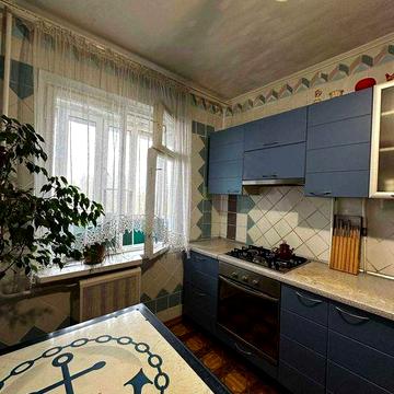 Продам 3-кімнатну квартиру на вул. Махачкалінська / Дніпропетровська дорога з дитячим та спортивним майданчиками на території