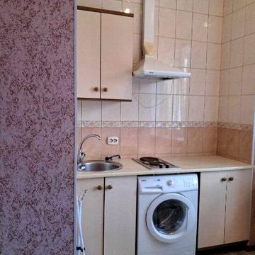 Продам гостинку со своим с /у в 10 мин. пешком от м. Научная и м. Бот. Сад