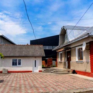 Продаж великої родинної садиби у Заболотові — 30 соток, 2 будинки, Прут та Карпати поруч