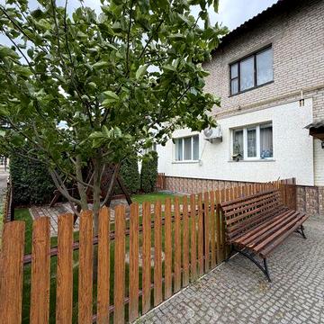 Квартира з власним двориком та гаражем