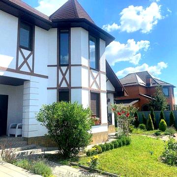 Продам новий,добротній,жилий будинок та 15сот.в Макарові.Тихе місце.