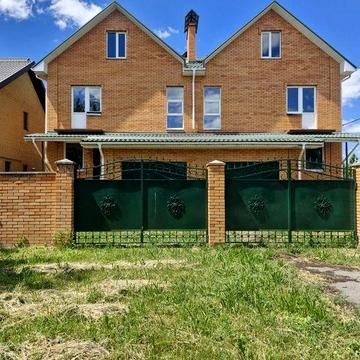Продаж половини таунхаузу в нагірній частині міста