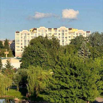 Продам 3-кімнатну квартиру 135 м.кв. в новобудові в центрі міста