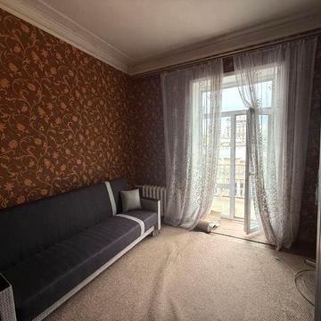 Кімната з великим балконом у сталінці в самому центрі міста Успеньська/ Олександрівський проспект