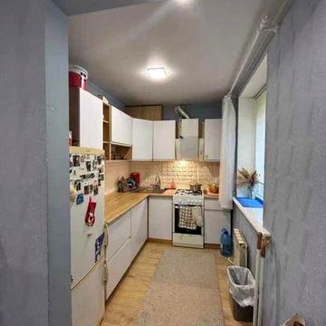 Продам 2кім в цеглі та з кап ремонтом в районі КВАРТАЛА (720364)