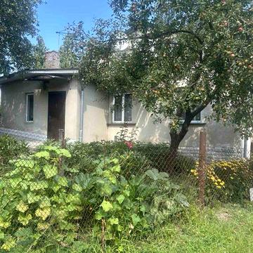 Продаж 1/2 будинку в центрі міста з ділянкою 5 соток, гаражем та всіма комунікаціями