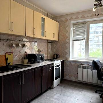 Продаю 3-х кімнатну квартиру 72 кв.м., гарний стан, метро  Академмістечко. Терміново!