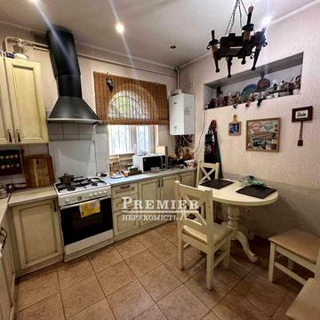 Триповерховий будинок на Французькому бульварі біля моря