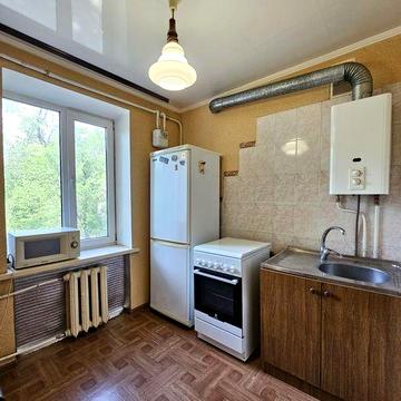 Продам 2х кімн. квартиру не кутова , не прохідна, тепла. Район оптового ринку.