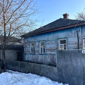 Великий будинок поряд з центром
