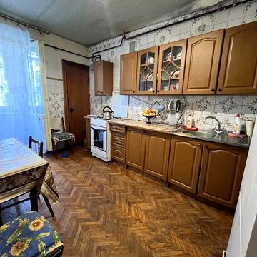 Трикімнатна квартира по Набережній !!!