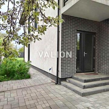 Продам двоповерховий дуплекс з орендарями 320 кВ. м, 6 соток землі. Осокорки. Метро Славутич