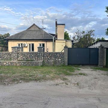 Продам 1/2 дома в районі 1ї школи