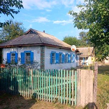 Продам будинок в центрі села Хороше місце розташування,поруч магазини,зупинка та все необхідне.Будинок підходить для проживання або дачі