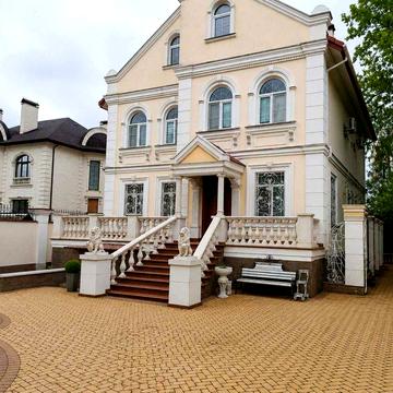 Дом 360 м.кв ул.Университетская на 13 сотках+отдельный панорамный гостевой дом с кухней и спельней.