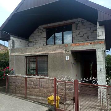 В затишному куточку міста Берегове продається добротний будинок