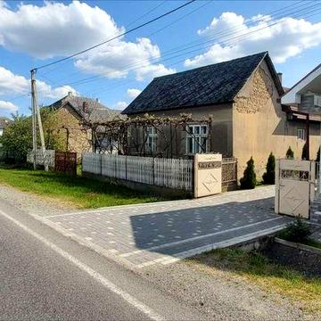 Житловий будинок на головній дорозі