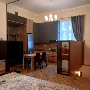 Продається 3х кімнатна квартира в центрі міста з функцією будинка