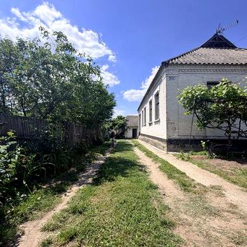 Цегляний будинок у ЦЕНТРІ Рокитного за 36 000$! 4 кімнати + сад + гараж